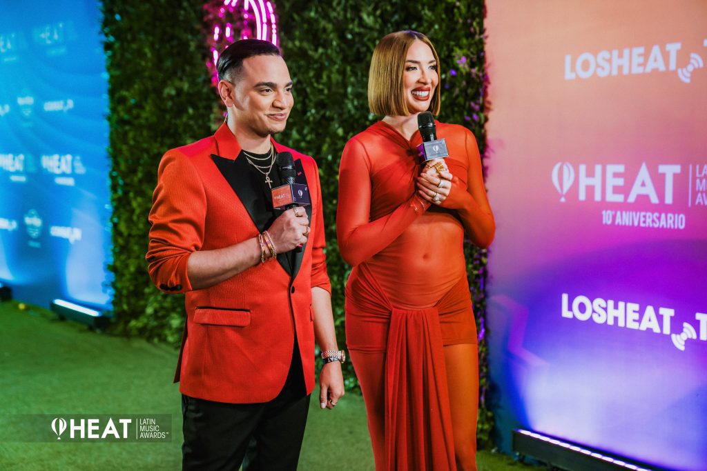 Los conductores de la Alfombra Roja, los presentadores dominicanos Moisés Salcé y Gabi Desangles muy combinados y modernos con un look llamativo e impactante con ese rojo que resalta su talento.