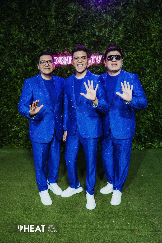 Desde Perú, el grupo tendencia en redes, Grupo 5 muy combinados con su azul fuerte y elegante para esta especial fiesta Heat. El grupo estuvo nominado a Mejor Artista Tropical en esta décima entrega.