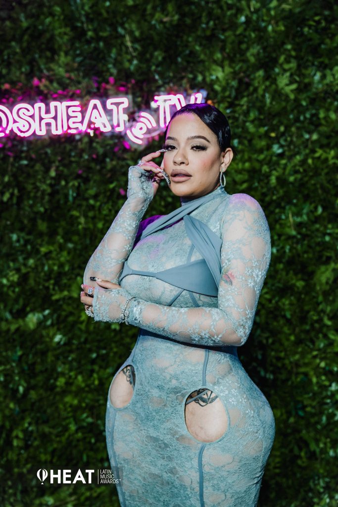 La Insuperable con su estilo sexy glam se toma la Alfombra Heat. La artista mostró su talento en el show de la fiesta más caliente de la música latina. 