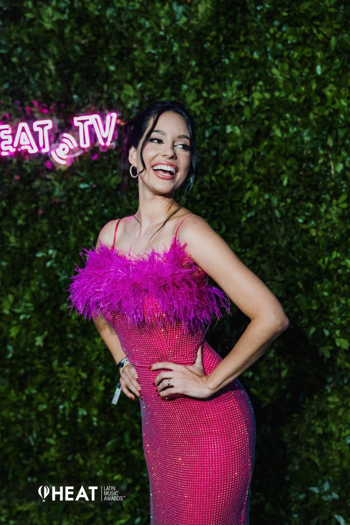 La host venezolana y nueva artista, nominada a Promesa Musical de estos Heat Awards 2024, Anais Castro, nos regala su bella sonrisa, su mejor accesorio como siempre, y su belleza en un look fucsia y con mucha personalidad. La artista nos regaló un momento lleno de nostalgia al recordar su paso por la historia Heat y anunciar el homenaje a Chyno y Nacho en esta décima edición.