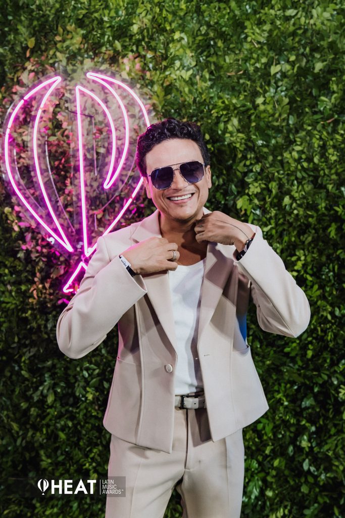 La estrella del vallenato Silveste Dangond muy elegante y feliz, como siempre, deslumbrando con su personalidad a su paso por la Alfombra Heat. El artista colombiano fue reconocido con el especial premio a la Trayectoria Artística en esta fiesta latina. 