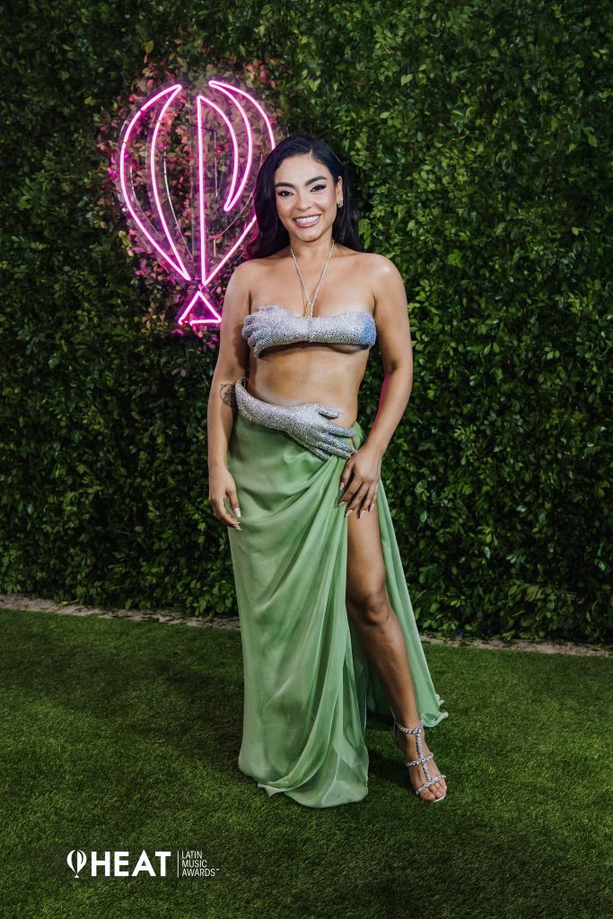 La nueva artista peruana Cielo Torres, nominada a Mejor Artista Región Sur de los Heat Awards 2024, posando con un look auténtico en la Alfombra Heat. La artista peruana que hace parte de la Nueva Cepa de Master Chris, nos deleitó con su magia en escena al ser parte del show peruano de los Heat Awards 2024.