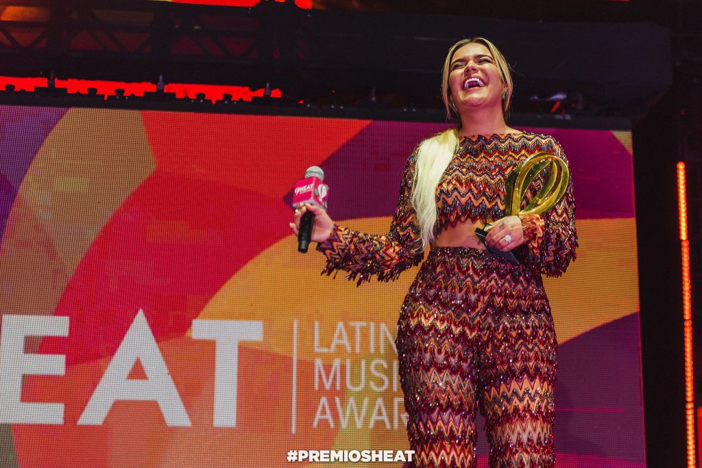 Karol G disfrutando de tener su globo Heat. La estrella es la artista más ganadora en la historia Heat con el increíble número de 17 globos Heat. 