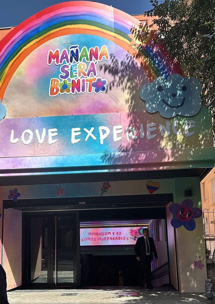 A pocas cuadras del Bernabéu, la artista instaló el Mañana Será Bonito Love Experience, el museo dedicado a su tour, donde sus fans pueden entrar gratis, disfrutar de experiencias personales y dejar sus regalos. crédito @jairaamich/X